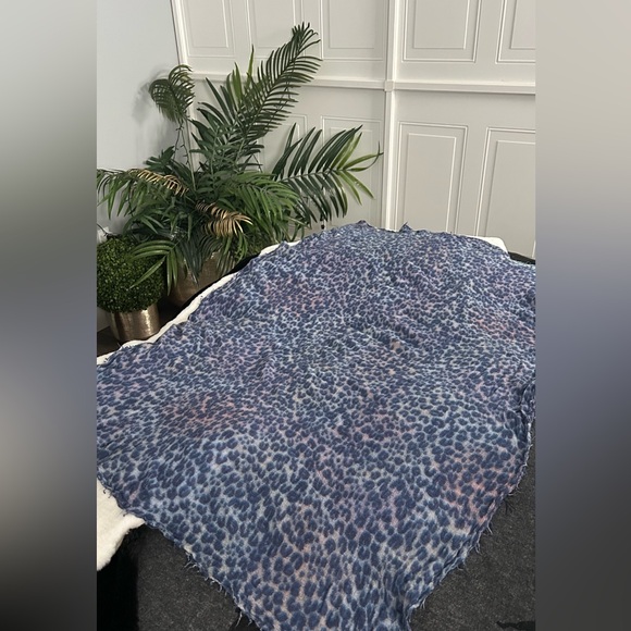 Louis Vuitton leopard scarf - Picture 11 of 15